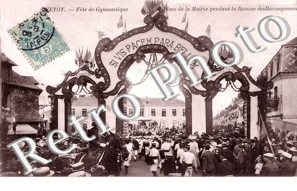 Fête de gymnastique - Place de la mairie pendant la remise des récompenses