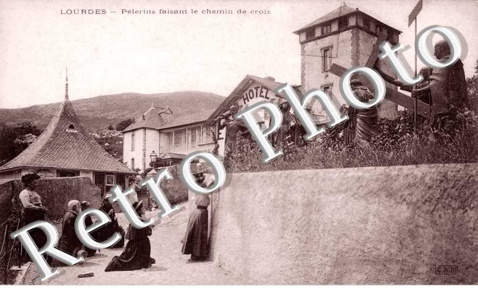 Pélerins Faisant le Chemin de Croix