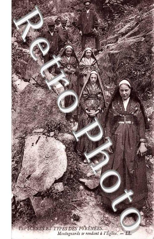 montagnards se rendant a l'eglise