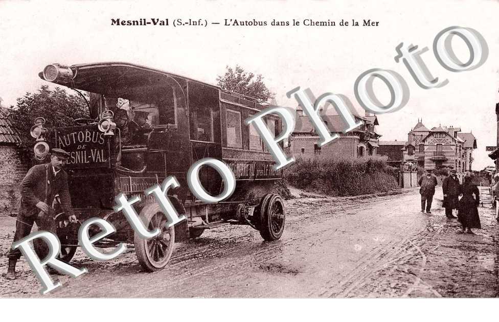 L'autobus dans le chemin de la mer