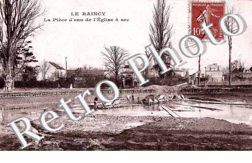 La piece d'eau de l'eglise a sec