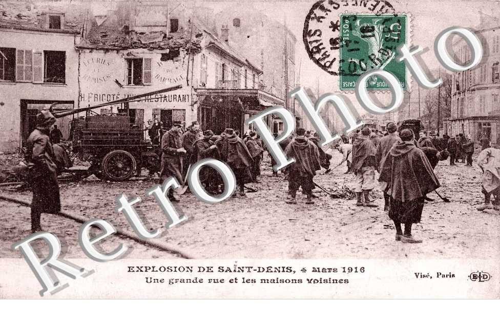 Une grande rue et les maisons voisines