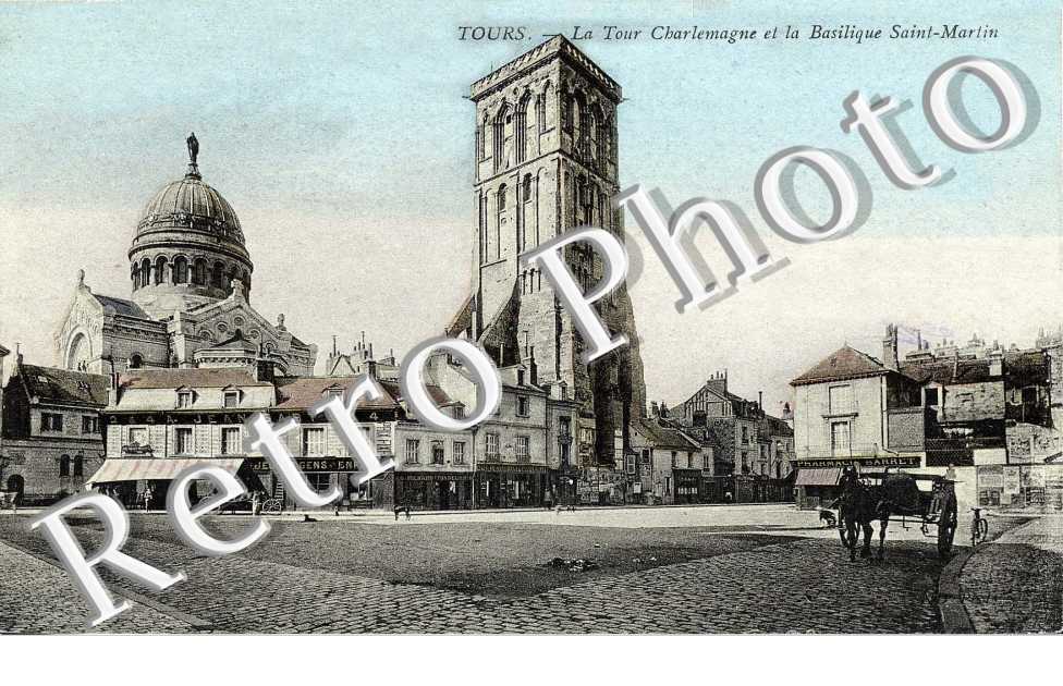 la tour Charlemagne et la basilique Saint Martin
