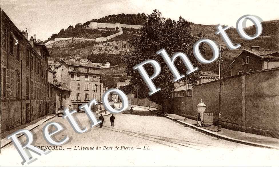 l'avenue du Pont de Pierre