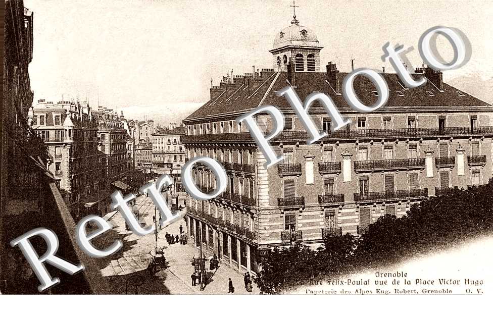 Rue Felix Poulat vue de la Place Victor Hugo