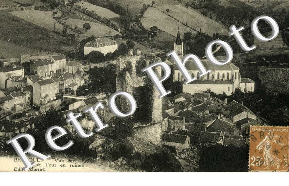 vue sur l'eglise et tour en ruines