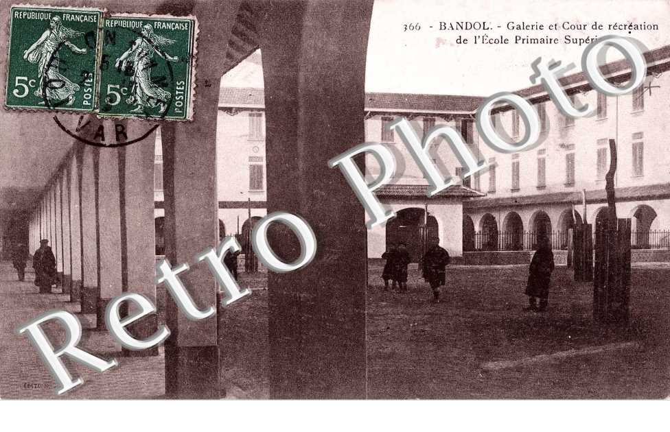 Galerie et Cour de recreation de l'Ecole Primaire Superieure