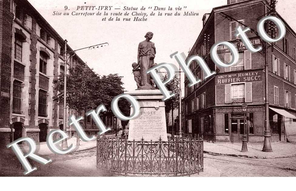 Statue de 'Dans la vie' au carrefour de la route de Choisy de la rue du Milieu et de la rue Hoche