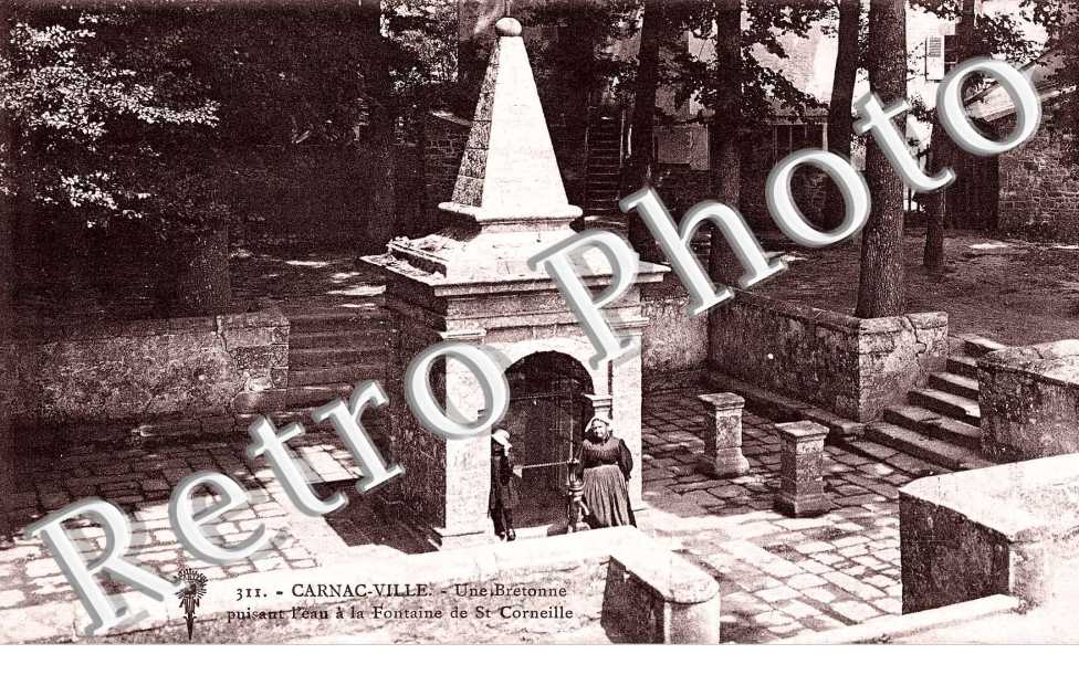 Une Bretonne puisant l'eau a la fontaine Saint Corneille