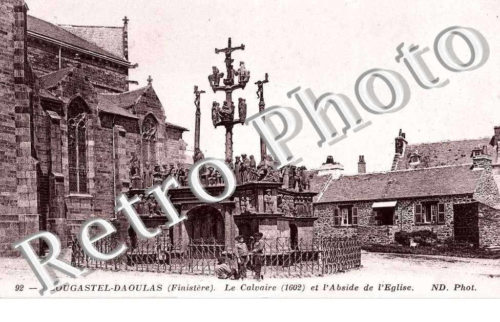 LE CALVAIRE et abside de l'eglise