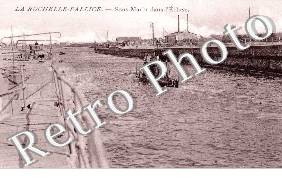 LA PALLICE  sous marin dans l'ecluse