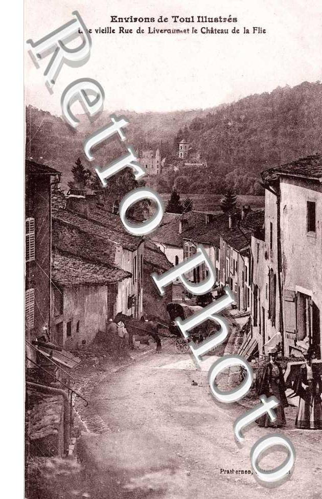 Une vieille rue de Liverdun et le chateau de la Flie