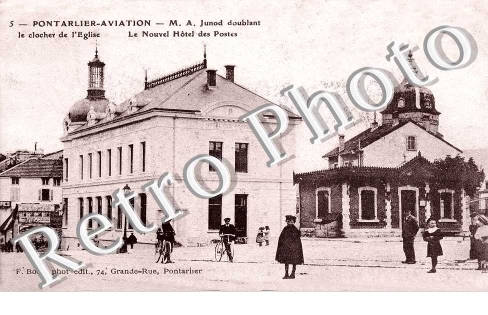 Aviation M. A. doublant le clocher de l'église - Le nouvel Hôtel des Postes