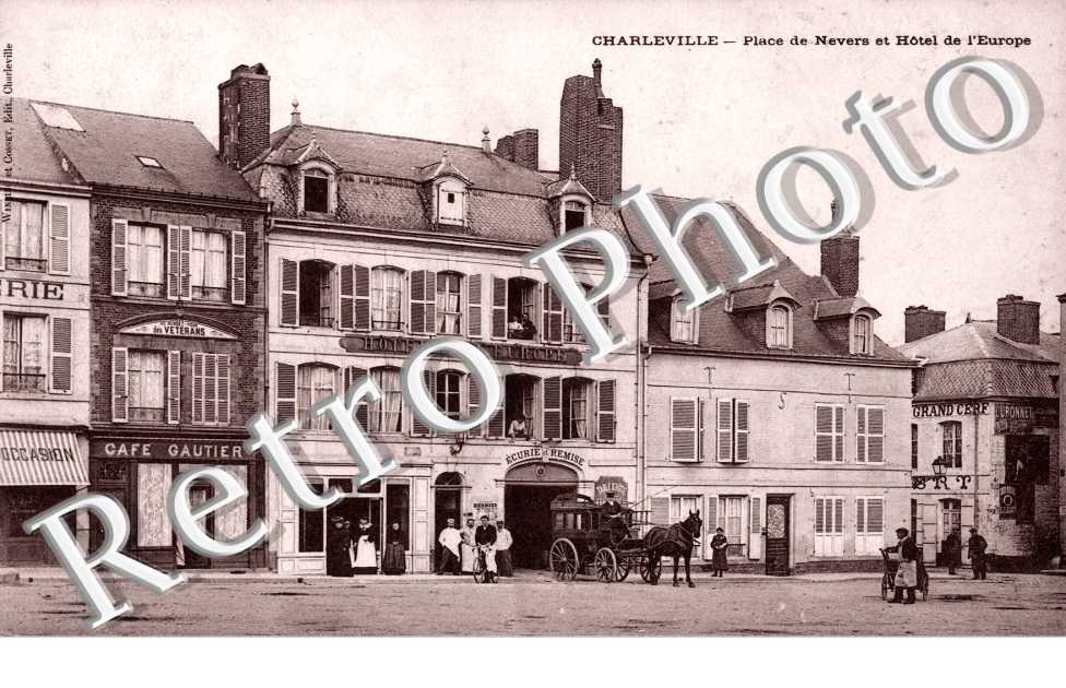 Place de Nevers et Hotel de l'Europe
