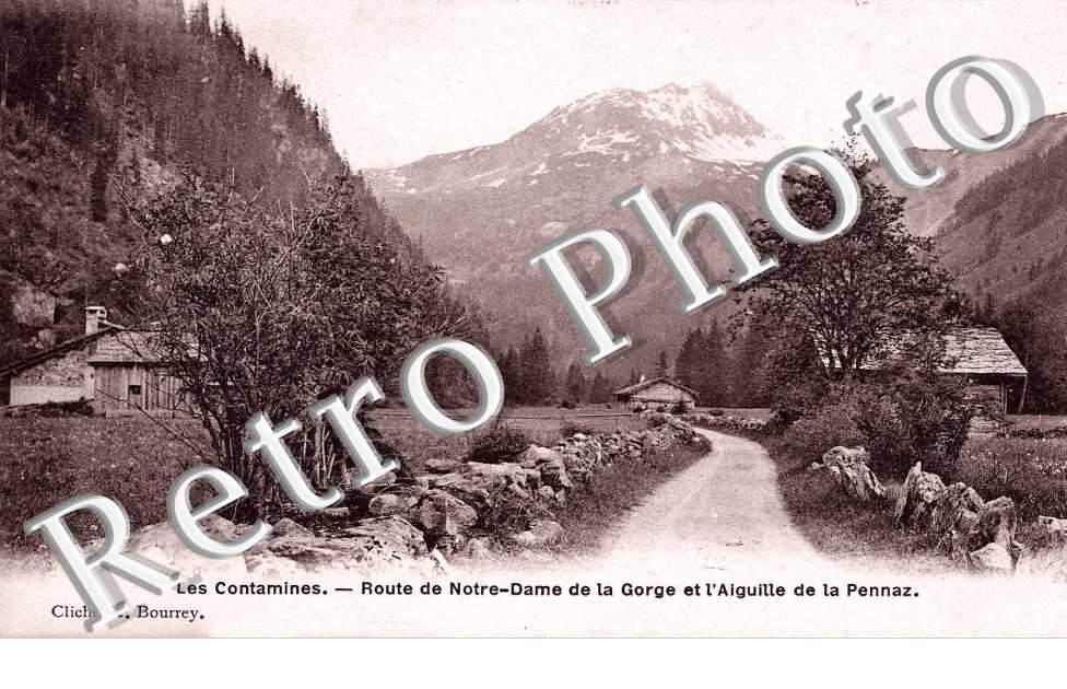 Route de Notre Dame de la Gorge et l'Aiguille de la Pennaz