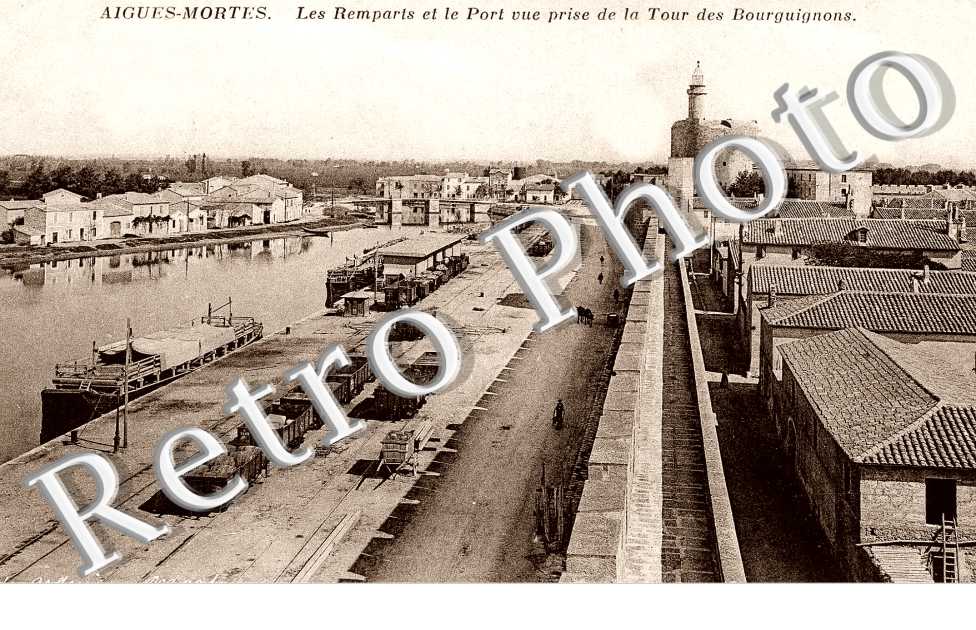 les remparts et le port vue prise de la tour des Bourguignons