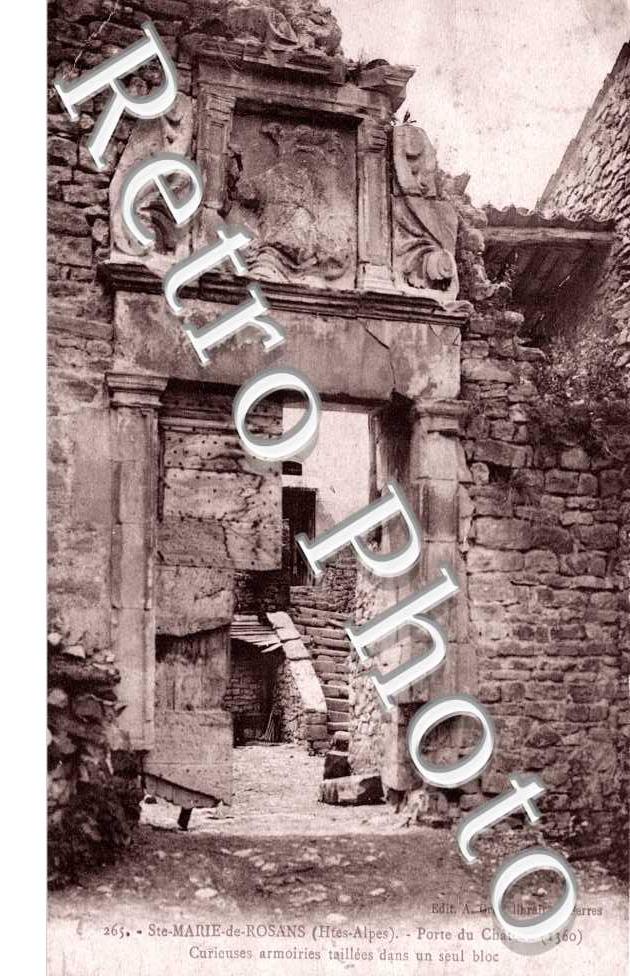 Porte du chateau - curieuses armoiries taillees dans un seul bloc