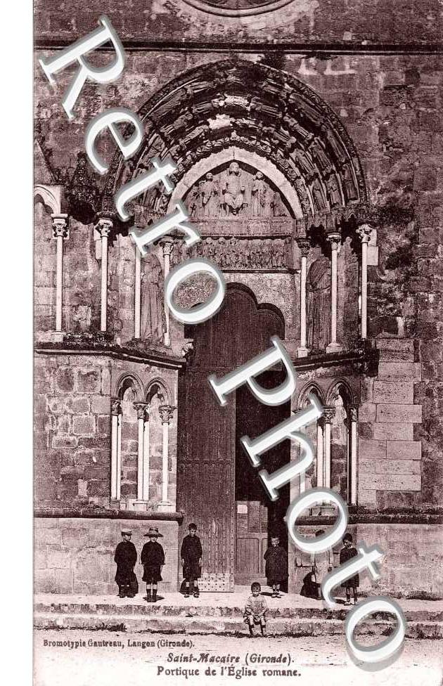 portique de l'eglise romane