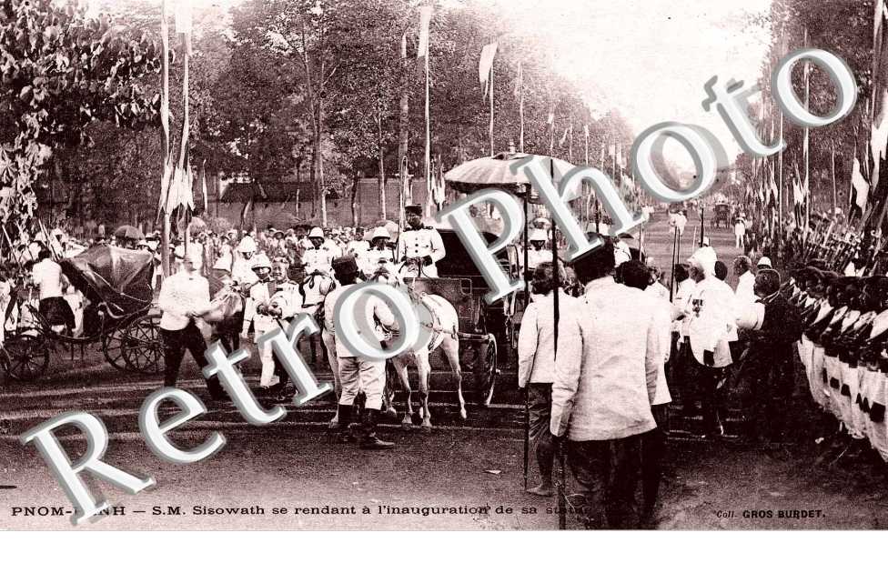 S. M. Sisowath se rendant a l'inauguration de sa statue