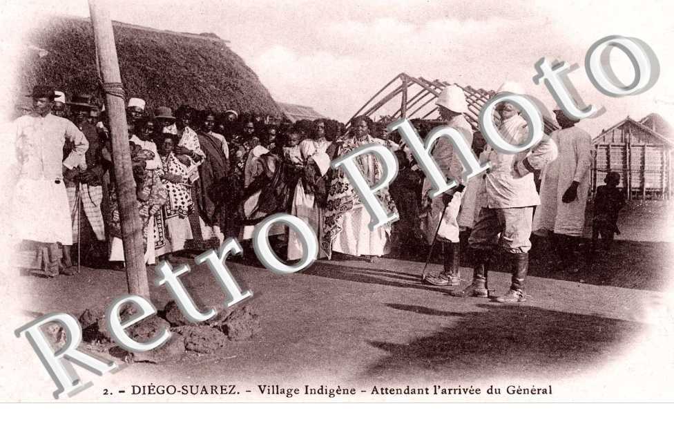 village indigènes. Attendant l'arrivée du Général.