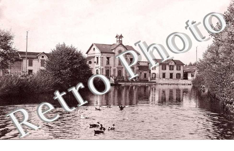 (vue sur la mairie depuis un plan d'au).
