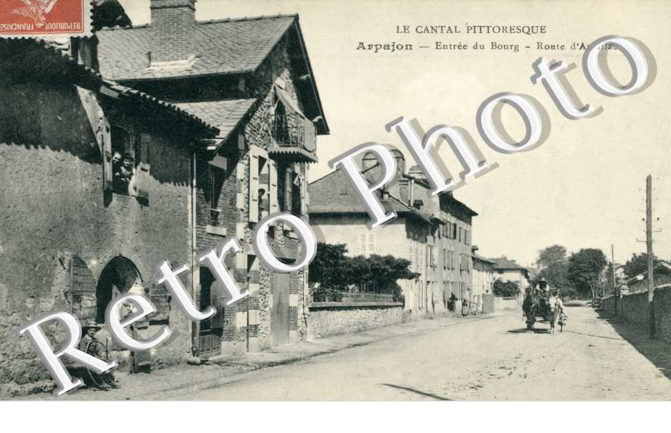 Entree du bourg - route d'Aurillac