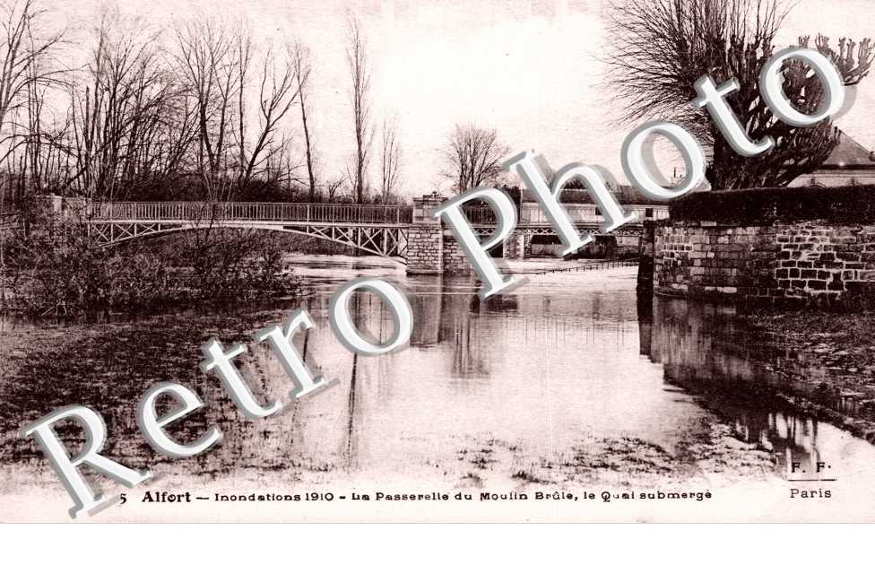 La passerelle du Moulin Brulé, le quai submergé
