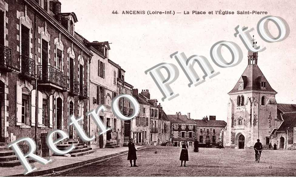 La place et l'Eglise saint Pierre.