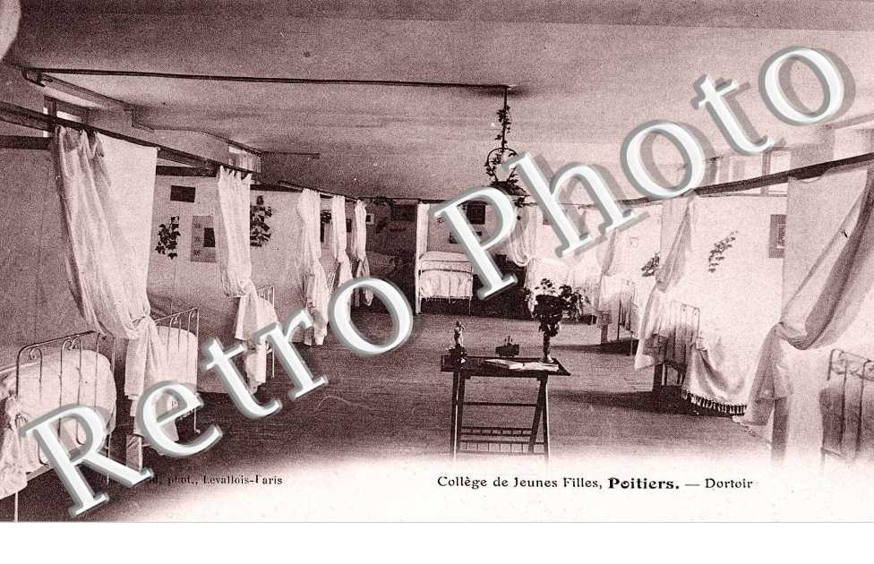 College de jeunes filles Le dortoir
