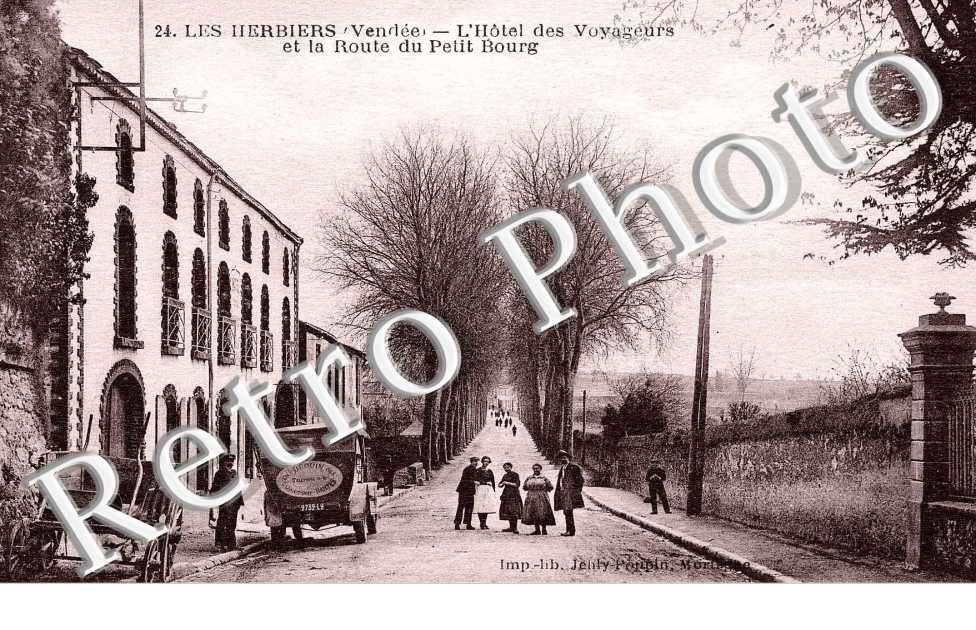 L'Hotel des Voyageurs et route du petit Bourg.