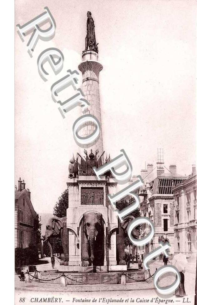 Fontaine de l'esplanade et la caisse d'epargne