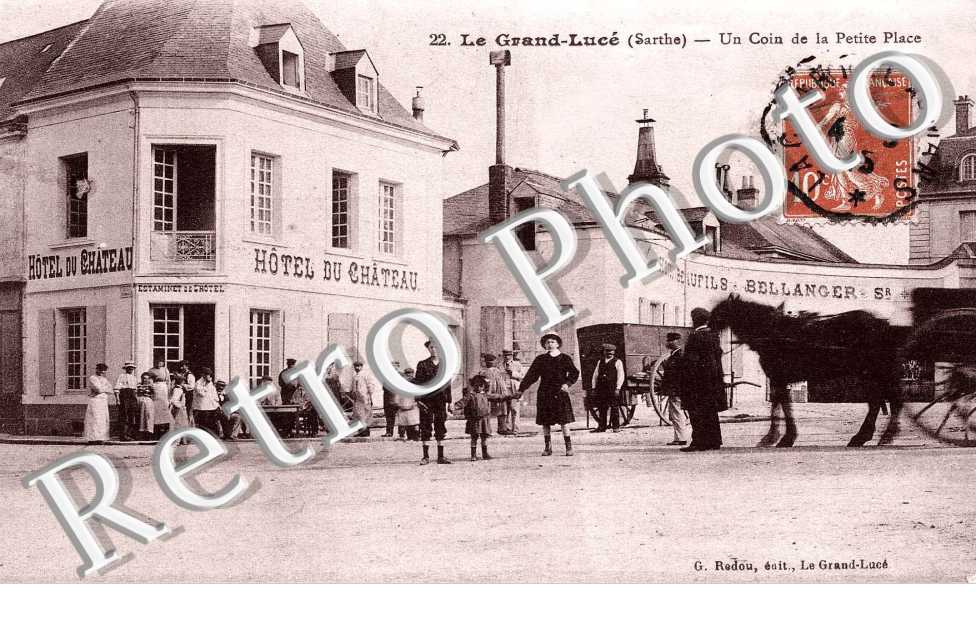 Un coin de la petite place - hotel du chateau