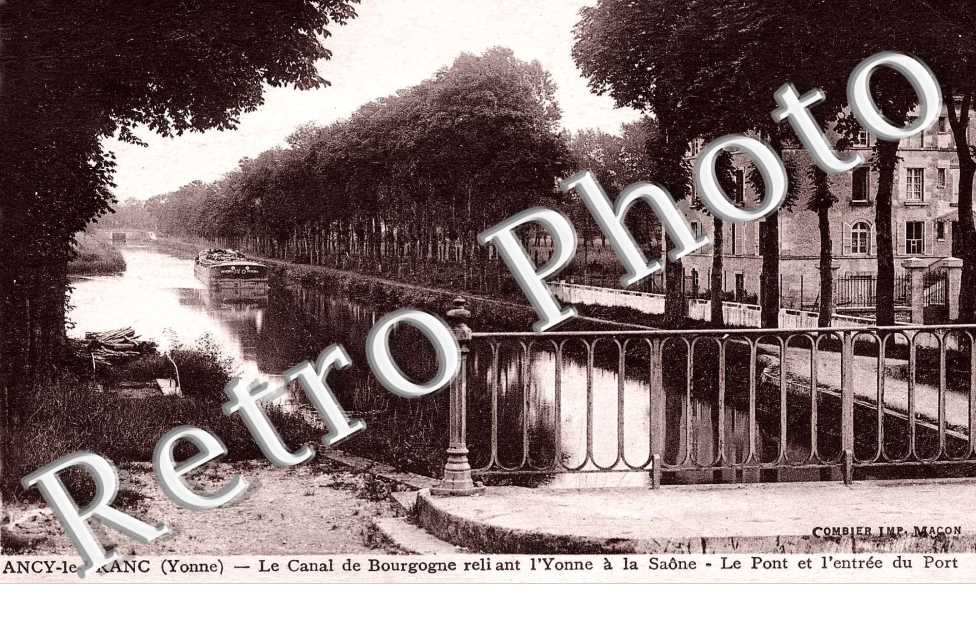 Le canal de Bourgogne reliant l'Yonne a la Saonne - Le pont et l'entree du port