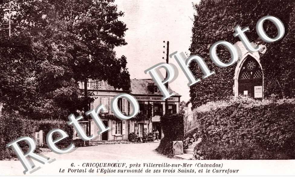 Le portail de l'eglise surmonte de ses trois saints
