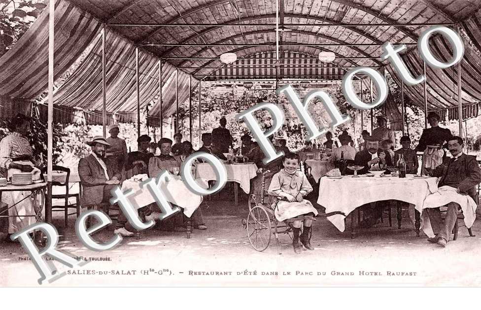restaurant d'ete dans le parc du grand hotel Raufast