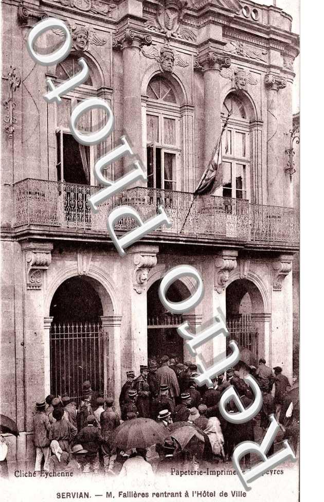 M. Fallieres rentrant a l'Hotel de Ville