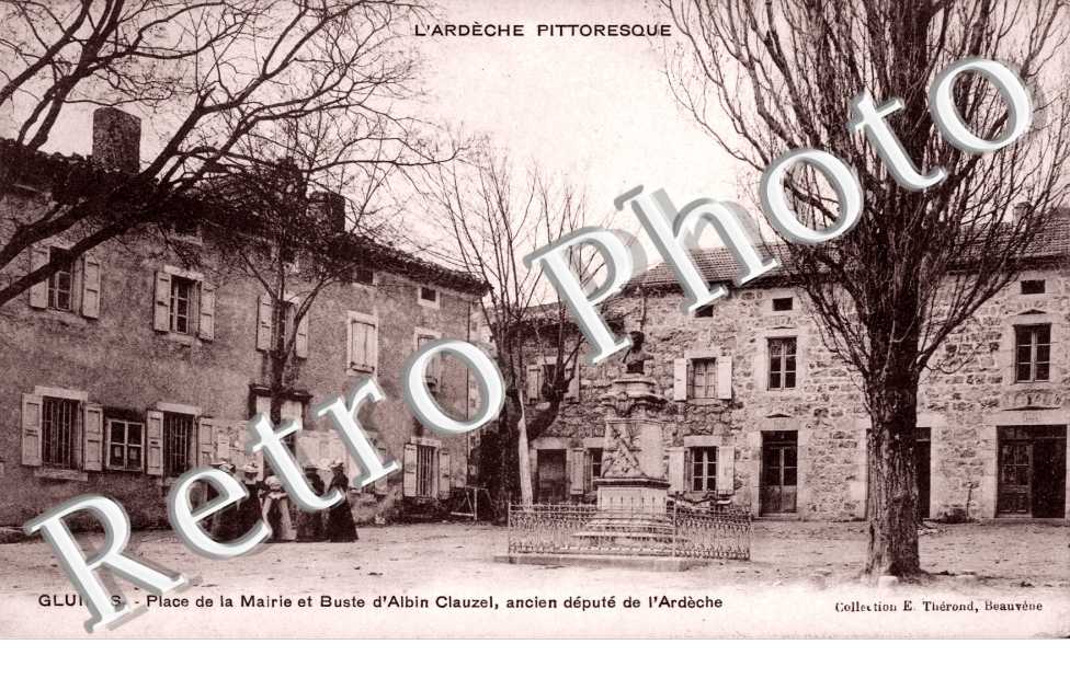 Place de la mairie et buste d'Alpin Clauzel
