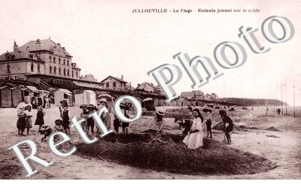 La plage - enfants jouant sur le sable