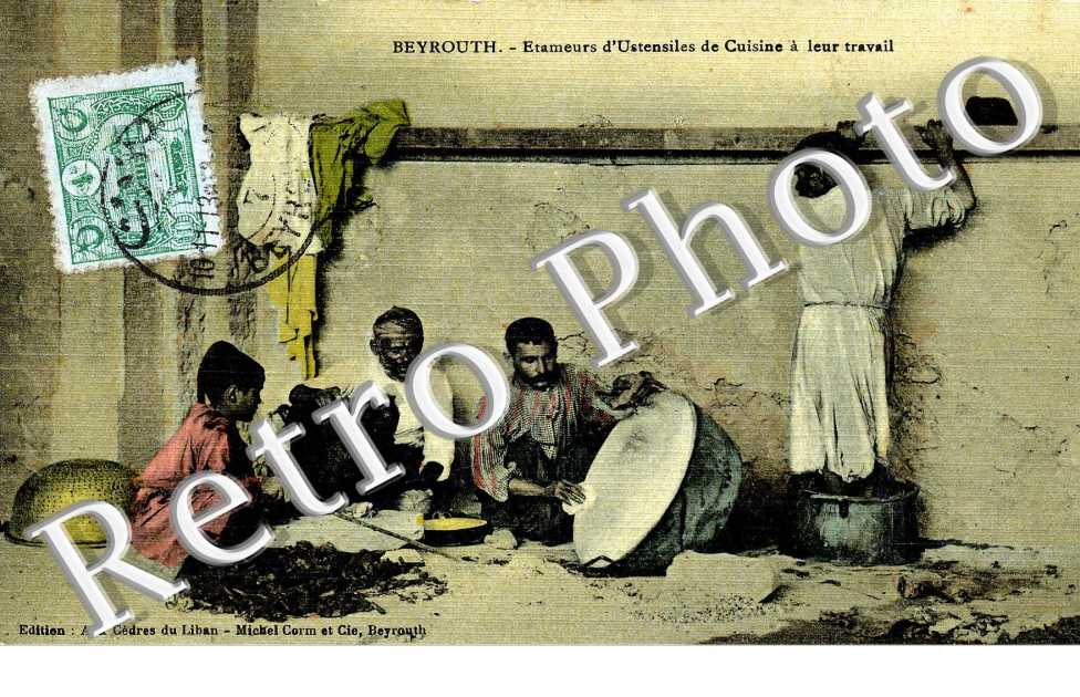 Etameurs d'ustensiles de cuisine a leur travail
