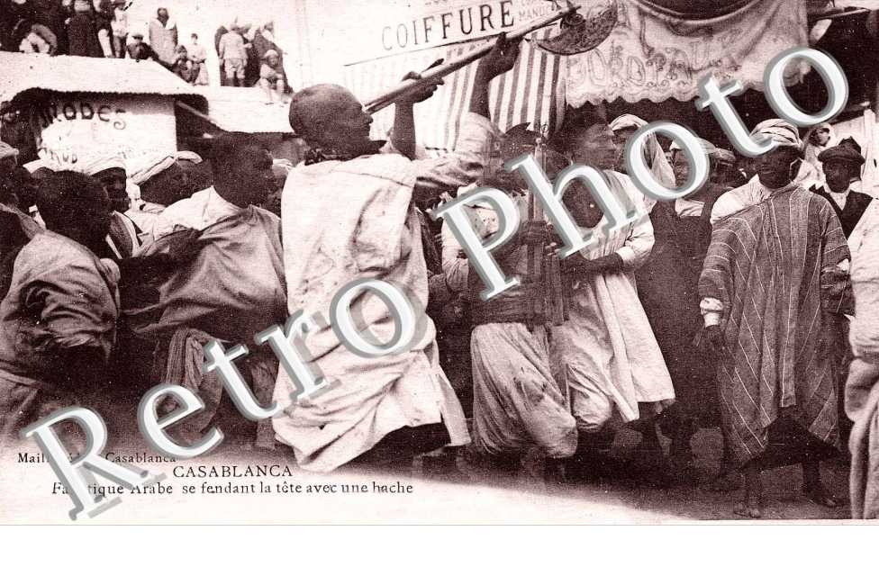 Fanatique arabe se fendant la tete avec une hache