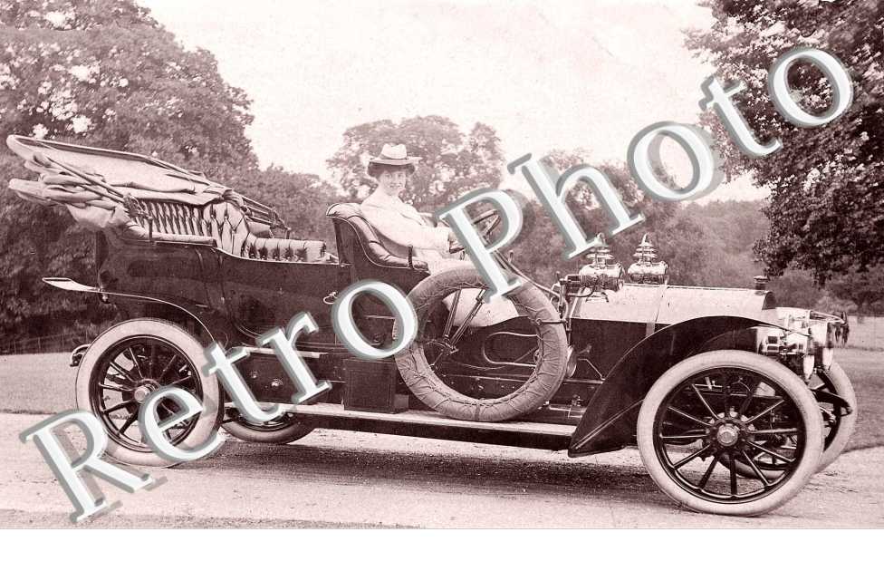 (une femme au volant)