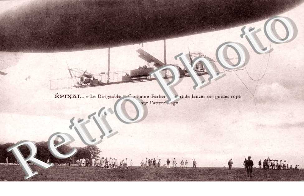le Dirigeable " Capitaine Ferber " vient de lancer ses guides-rope pour l'atterrissage