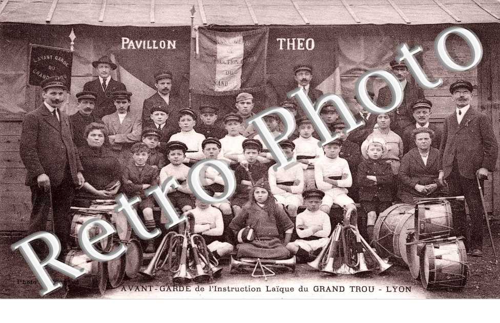 Avant garde de l'institution laique du grand trou