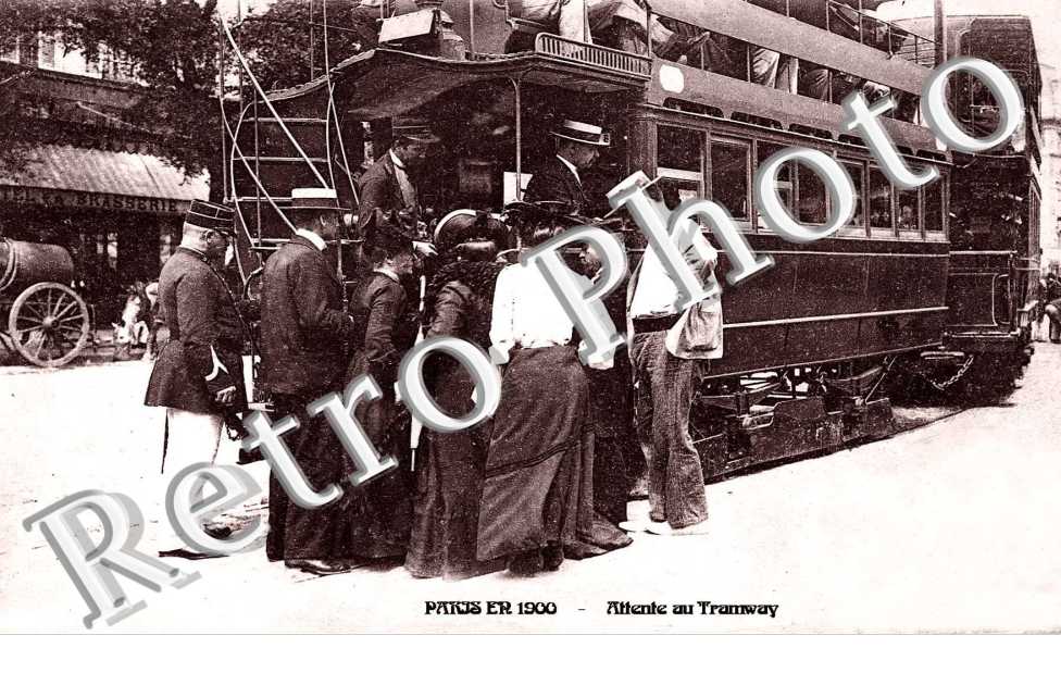 ATTENTE AU TRAMWAY