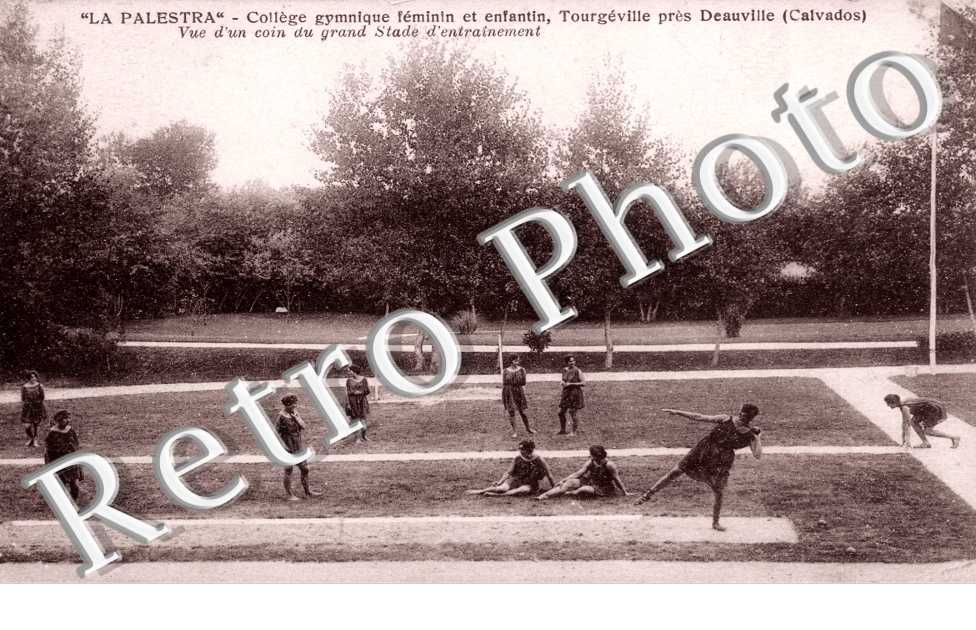 Tourgéville - "La Palestra" -  Collège gymnique féminin et enfantin, vue d'un coin du grand stade d'entraînement