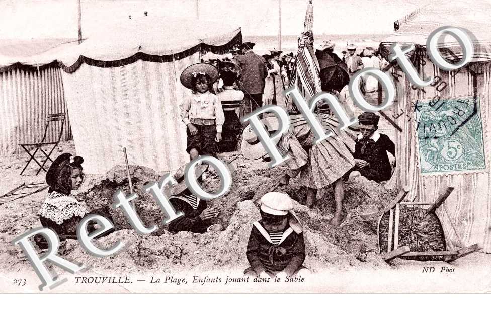 la plage enfants jouant dans le sable