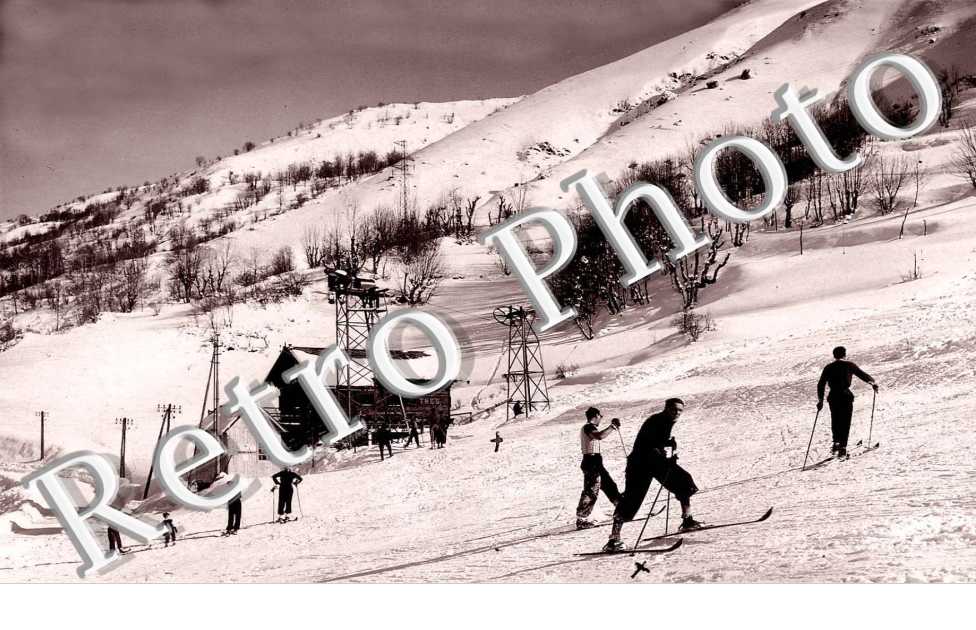 Skieurs et remonte pente
