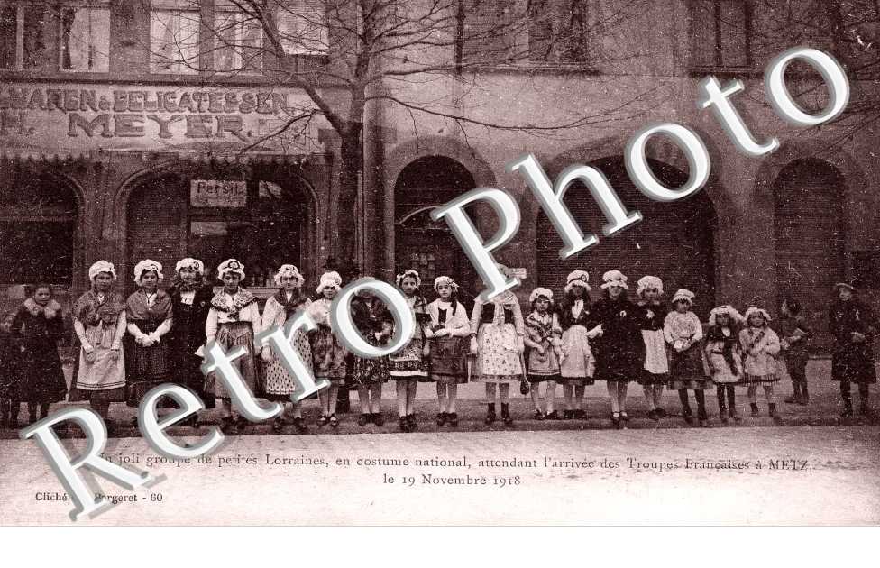 Un joli groupe de petites lorraines en costume national