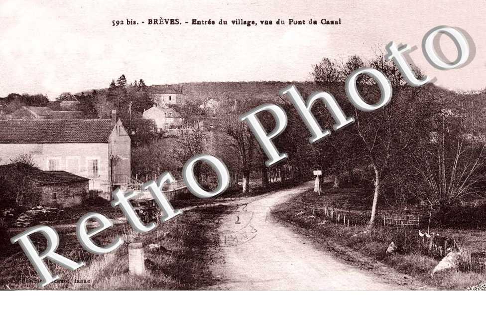 entree du village vue du pont du canal