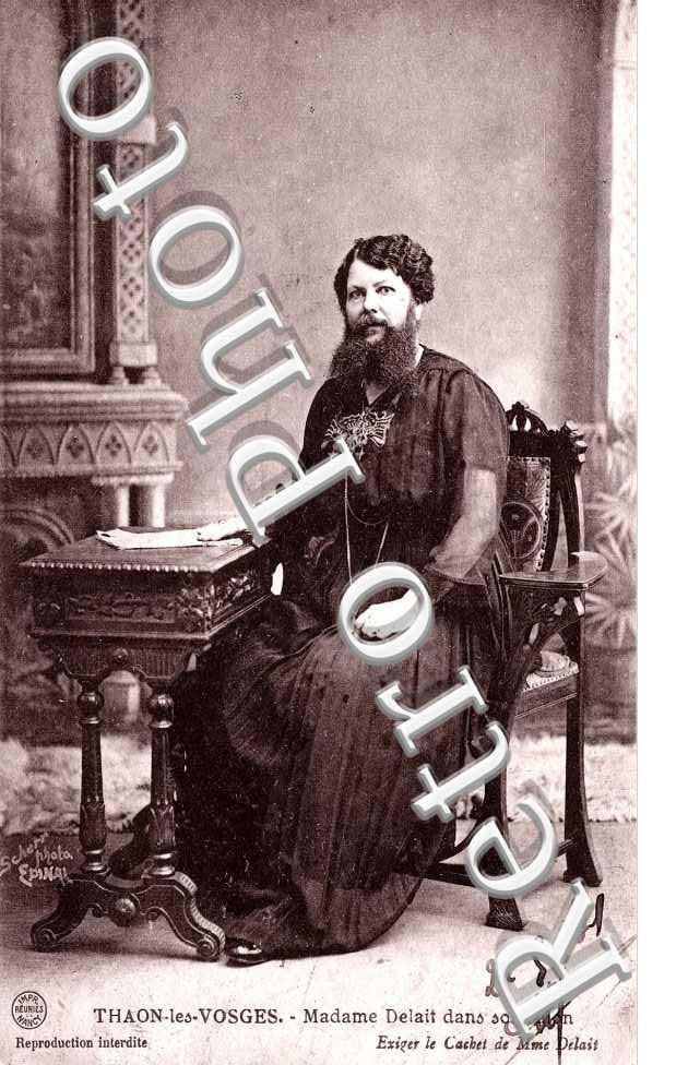 Madame Delait dans son salon